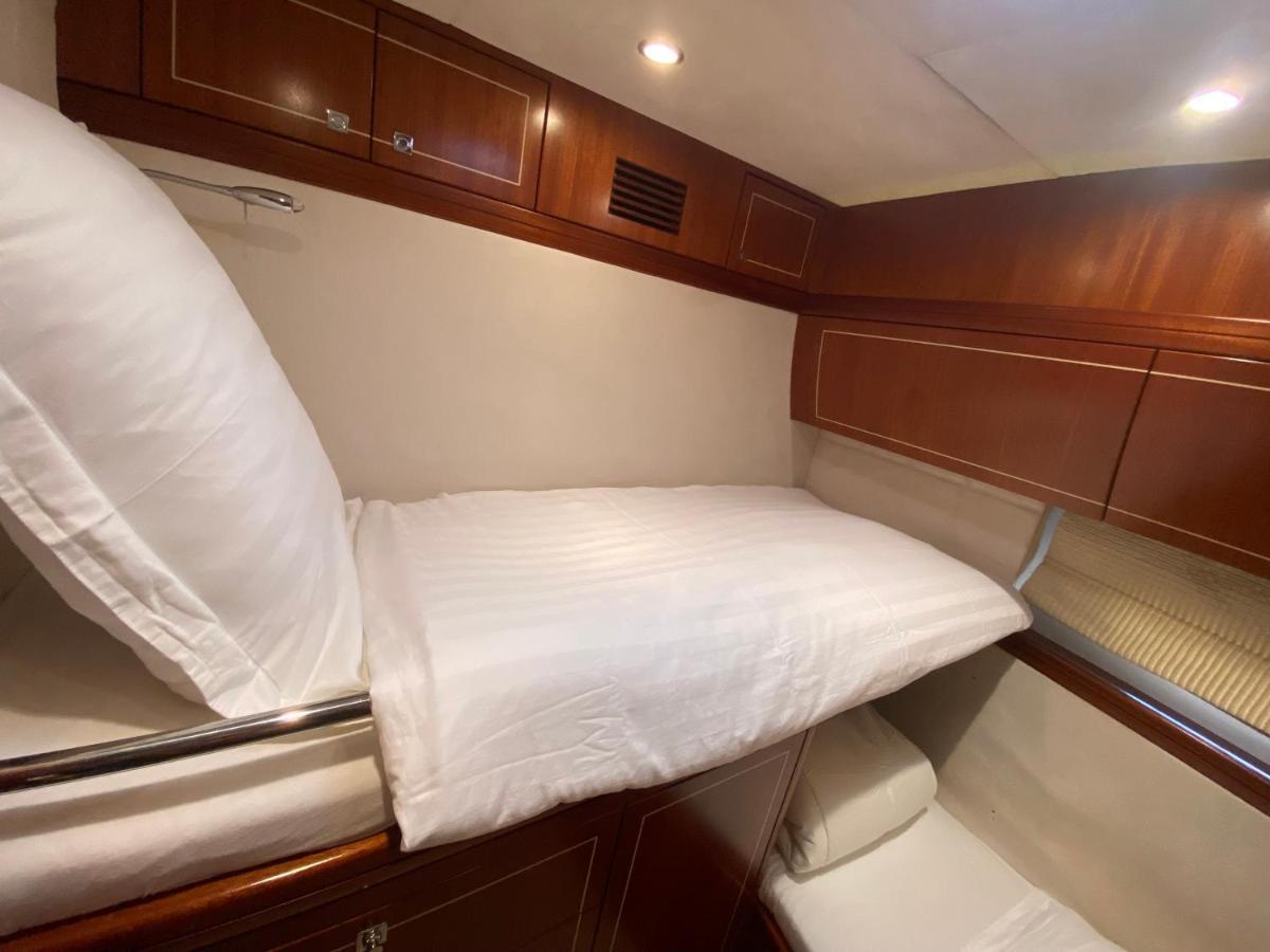 Yacht In Barcelona 호텔 산트 아드리아 데 베소스 외부 사진