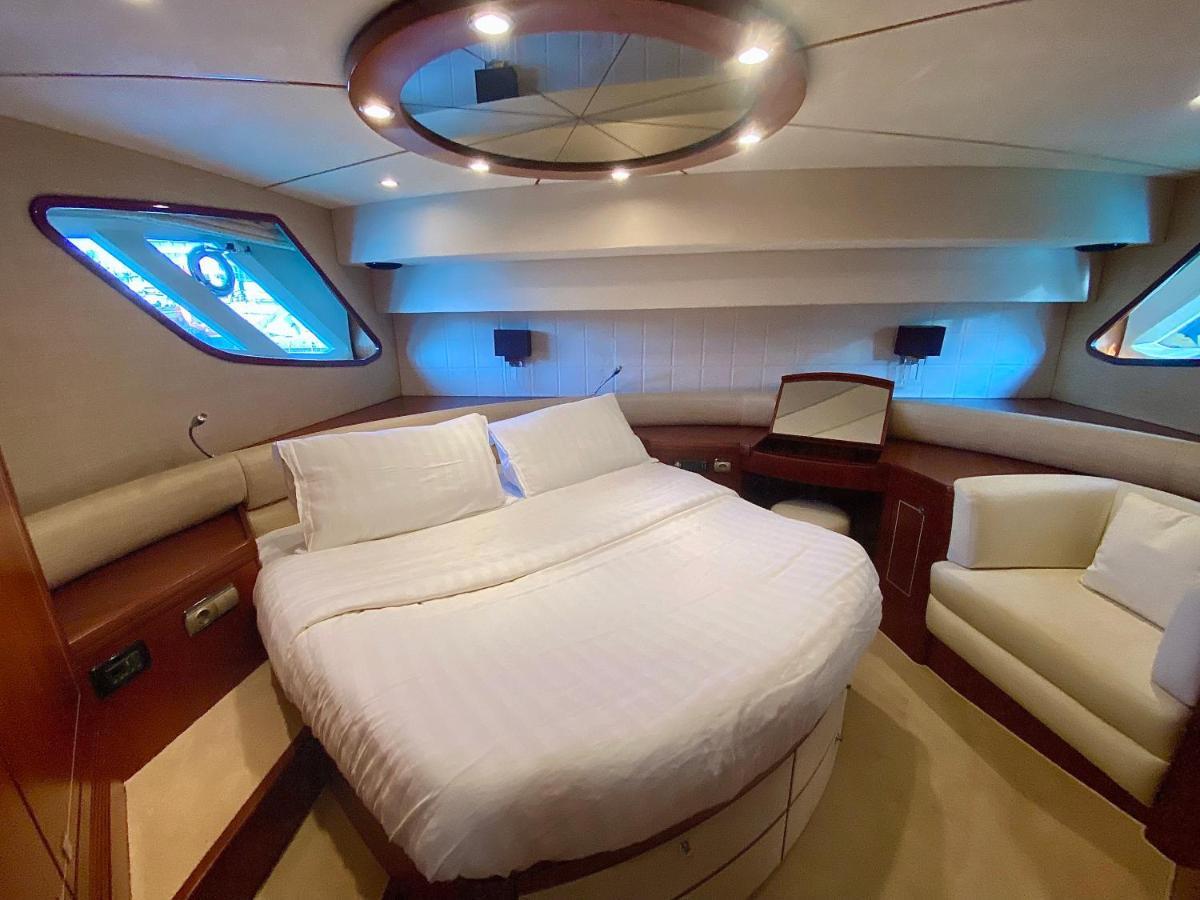 Yacht In Barcelona 호텔 산트 아드리아 데 베소스 외부 사진