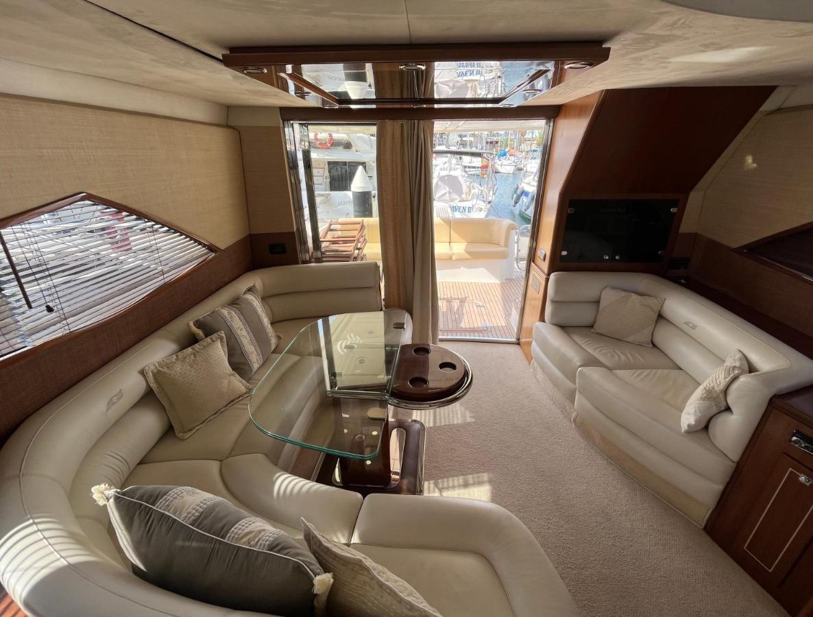 Yacht In Barcelona 호텔 산트 아드리아 데 베소스 외부 사진