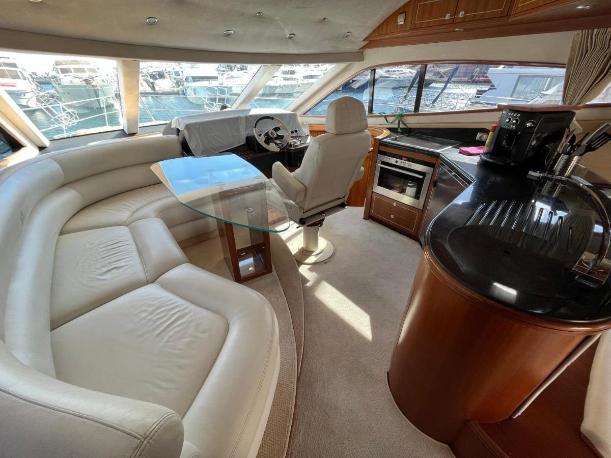 Yacht In Barcelona 호텔 산트 아드리아 데 베소스 외부 사진