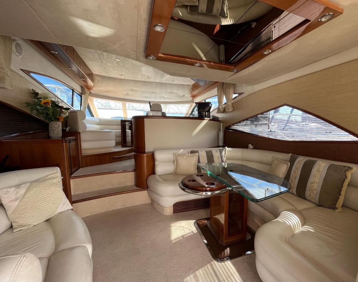 Yacht In Barcelona 호텔 산트 아드리아 데 베소스 외부 사진